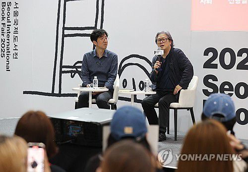 강연하는 박찬욱 감독(서울=연합뉴스) 이재희 기자 = 박찬욱 감독이 20일 서울 강남구 코엑스에서 열린 '2025 서울국제도서전'에서 '박찬욱 감독의 믿을 구석'을 주제로 강연하고 있다. 2025.6.20     scape@yna.co.kr