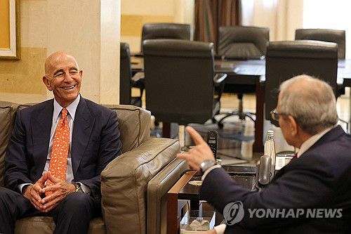 미소 짓는 美시리아특사(베이루트 AFP=연합뉴스) 지난 19일(현지시간) 레바논 수도 베이루트에서 트럼프 미국 대통령의 시리아특사 톰 배럭(왼쪽)이 나와프 살람 레바논 총리와 대화하고 있다. 2025.6.20 photo@yna.co.kr