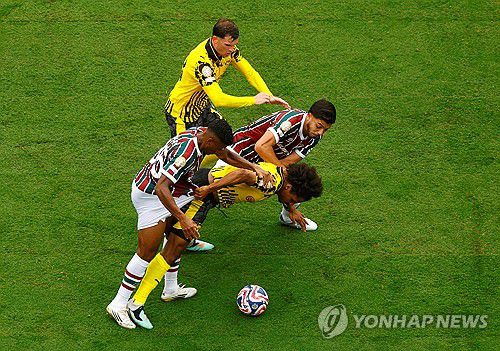경합하는 플루미넨시와 도르트문트 선수들[로이터=연합뉴스. 재판매 및 DB 금지]