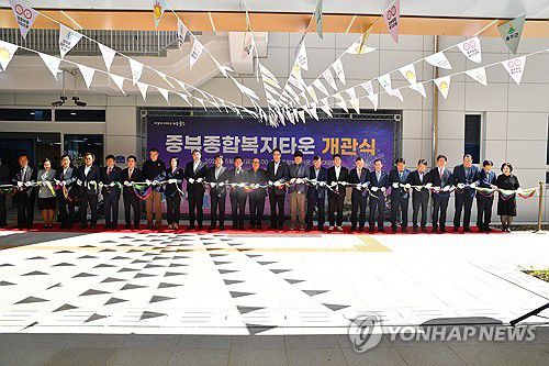 '복지·문화 통합허브' 울주 중부종합복지타운  개관(울산=연합뉴스) 2일 울산 울주군이 범서읍 대리로에 조성한 '복지와 문화 통합허브' 울주군 중부종합복지타운 개관식에서 이순걸 군수 등 참석자들이 기념 테이프를 자르고 있다.2025.5.2 [울주군 제공.재판매 및 DB 금지] young@yna.co.kr