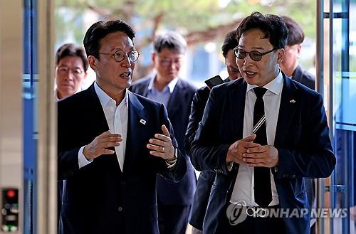 대구 찾은 김민석 총리 후보자(대구=연합뉴스) 윤관식 기자 = 김민석 국무총리 후보자가 20일 대구 수성구 대구디지털혁신진흥원에서 열린 '인공지능 전환(AX) 연구거점 조성을 위한 경청 간담회'에 참석하기 위해 이동하고 있다. 2025.6.20 psik@yna.co.kr