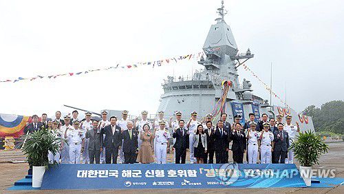 해군 신형 호위함 경북함 진수식(경남 고성=연합뉴스) 김동민 기자 = 양용모 해군 참모총장, 이승철 SK오션플랜트 대표 등이 20일 오전 경남 고성군 동해면 SK오션플랜트에서 열린 '경북함' 진수식에서 함정을 배경으로 기념 촬영하고 있다.      해군 신형 호위함인 경북함은 길이 129ｍ 너비 15ｍ, 최대 속력 30노트에 달하는 3천600t급으로 대한민국 해군 미래 전력의 핵심 역할을 담당하게 된다. 2025.6.20 image@yna.co.kr