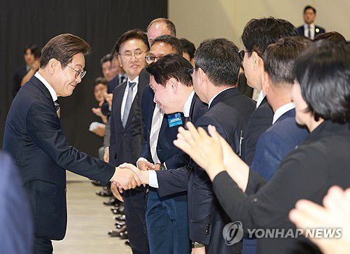 이재명 대통령, 최태원 SK 회장과 악수(울산=연합뉴스) 홍해인 기자 = 이재명 대통령이 20일 울산전시컨벤션센터에서 열린 울산 인공지능(AI) 데이터 센터 출범식에서 최태원 SK그룹 회장과 악수하고 있다.  2025.6.20 [대통령실통신사진기자단] hihong@yna.co.kr