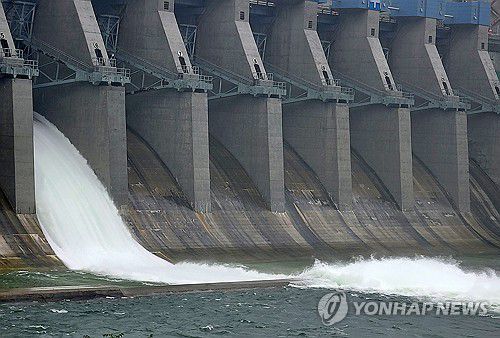 요란한 장맛비에 수문 연 춘천댐(춘천=연합뉴스) 중부지역을 중심으로 많은 비가 내리는 20일 강원 춘천시 춘천댐이 수문을 열고 하류로 물을 흘려보내고 있다. 2025.6.20 [독자 제공. 재판매 및 DB 금지] yangdoo@yna.co.kr