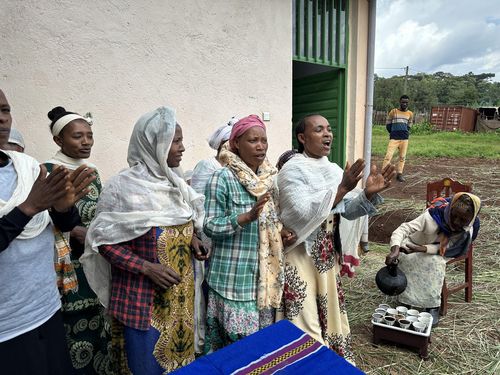 아리랑 노래에 전통 군무로 화답하는 에티오피아 마을 주민들(코체리<에티오피아>=연합뉴스) 김성진 기자 =  지난 5월 27일 에티오피아 남부지역 코체리 커피 가공공장에서 마을 여성들이 아리랑 노래를 들은 후 전통 집단 군무를 추기 시작하는 모습. 맨 오른쪽에는 전통 방식의 커피 시음 준비를 하는 여성. sungjin@yna.co.kr 2025.6.21