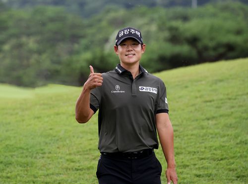 1번 홀 샷 이글 후 기뻐하는 신용구[KPGA 제공. 재판매 및 DB 금지]