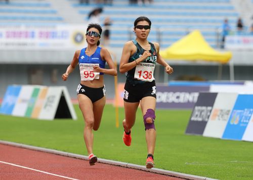 박나연, 전국육상선수권 여자 1,500ｍ 우승(서울=연합뉴스) 박나연(오른쪽)이 21일 강원 정선종합운동장에서 열린 제79회 전국육상경기선수권대회 여자 1,500ｍ 경기에서 역주하고 있다. [대한육상연맹 제공. 재판매 및 DB금지]