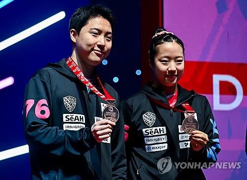 도하 세계선수권 때 혼합복식 동메달을 합작한 신유빈(오른쪽)과 임종훈[대한탁구협회 제공. 재판매 및 DB 금지]