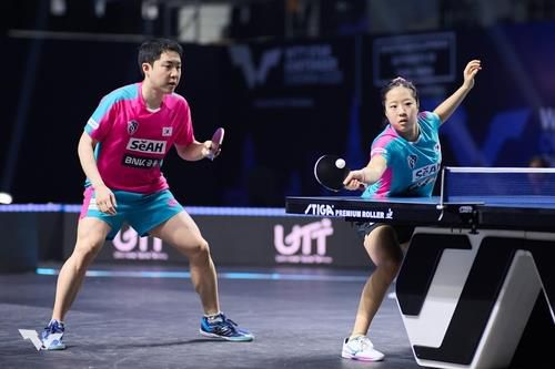 WTT 첸나이 대회 혼복에 나선 신유빈(오른쪽)과 임종훈[WTT 홈페이지 캡처. 재판매 및 DB 금지]