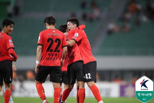 동료들과 골 세리머니 하는 강원 모재현(맨 오른쪽).[한국프로축구연맹 제공. 재판매 및 DB 금지]
