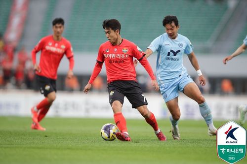 드리블하는 강원 김대원(가운데).[한국프로축구연맹 제공. 재판매 및 DB 금지]