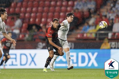 포항 조르지(왼쪽)가 제주 장민규와 공을 다투고 있다.[한국프로축구연맹 제공. 재판매 및 DB 금지]