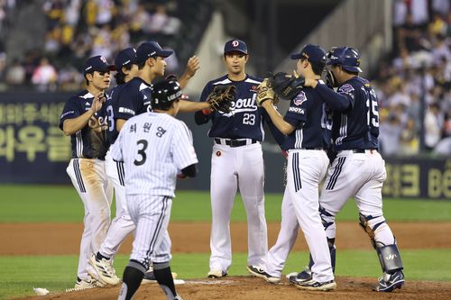 두산의 승리 세리머니(서울=연합뉴스) 두산 선수들이 21일 서울 잠실구장에서 열린 LG와 경기에서 승리한 뒤, 세리머니를 하고 있다. [두산 베어스 제공. 재판매 및 DB금지]