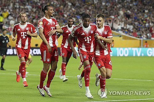 바이에른 마이클 올리세(오른쪽에서 두 번째)의 결승 골에 기뻐하는 뮌헨 선수들[AP=연합뉴스]