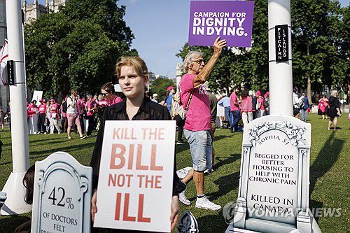 조력 사망에 찬성하는 시위자와 반대하는 시위자[EPA 연합뉴스 재판매 및 DB 금지]