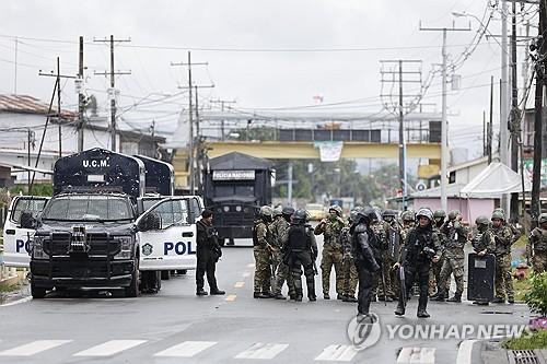 20일(현지시간) 파나마 보카스델토로 지역에 투입된 군과 경찰[창구이놀라 EPA=연합뉴스. 재판매 및 DB 금지]