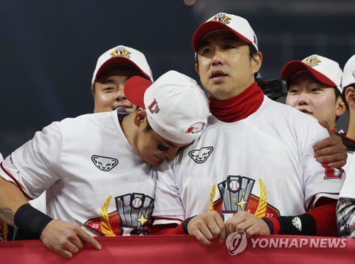 추신수와 김강민(인천=연합뉴스) 신준희 기자 = 8일 인천 SSG 랜더스필드에서 열린 2022 프로야구 KBO리그 한국시리즈 6차전 경기에서 키움을 꺾고 우승을 차지한 SSG 추신수가 김강민의 어깨에 기대고 있다. 2022.11.8 hama@yna.co.kr