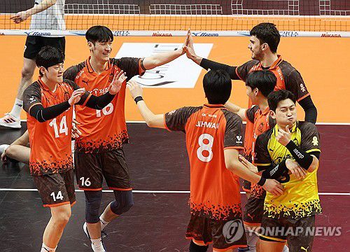 득점 후 기뻐하는 OK저축은행 선수들[연합뉴스 자료 사진]