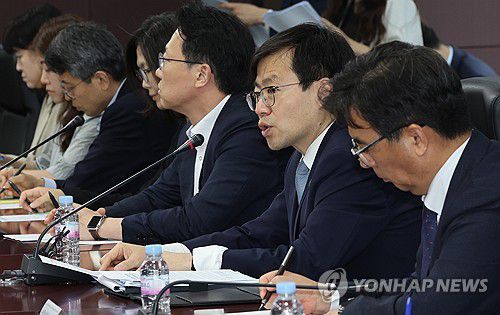통상추진위 회의 주재하는 여한구 통상교섭본부장(서울=연합뉴스) 서명곤 기자 = 여한구 산업통상자원부 통상교섭본부장이 17일 서울 종로구 한국무역보험공사에서 열린 제46회 통상추진위원회 회의에서 발언하고 있다. 2025.6.17 seephoto@yna.co.kr