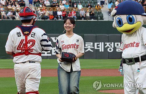 가수 아즈마 아키 시구(부산=연합뉴스) 강선배 기자 = 17일 부산 사직야구장에서 열린 프로야구 한화 이글스와 롯데 자이언츠의 경기에 앞서 한일 수교 정상화 60주년 기념행사로 일본과 한국을 오가며 활발히 활동 중인 가수 아즈마 아키가 시구하고 공을 받고 있다. 2025.6.17 sbkang@yna.co.kr