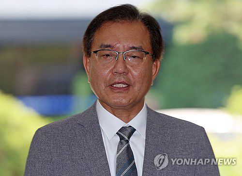 답변하는 이명현 특별검사(서울=연합뉴스) 김도훈 기자 = 순직 해병 수사 방해 의혹 사건을 수사하는 이명현 특별검사가 19일 서울 서초구 자신의 사무실로 출근하며 취재진 질문에 답하고 있다. 2025.6.19 superdoo82@yna.co.kr