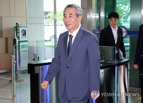 경기남부경찰청 방문한 민중기 특검(수원=연합뉴스) 권준우 기자 = 윤석열 전 대통령 부인 김건희 여사 관련 의혹을 수사하는 민중기 특별검사와 특검보들이 19일 오후 경기 수원시 경기남부경찰청을 방문, 김준영 청장 면담을 위해 이동하고 있다. 2025.6.19 stop@yna.co.kr