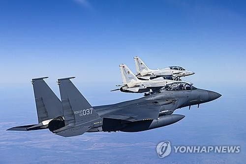 우정 비행하는 한국 공군 F-15K와 필리핀 공군 FA-50PH(서울=연합뉴스) 지난해 7월 31일 호주 다윈기지 상공에서 피치블랙 훈련에 참여한 한국 공군 F-15K와 필리핀 공군 FA-50PH가 우정 비행하고 있다. 2024.7.31 [공군 제공. 재판매 및 DB 금지] photo@yna.co.kr