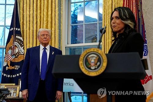 도널드 트럼프 미국 대통령(왼쪽)과 털시 개버드 미 국가정보국 국장[로이터 연합뉴스 자료사진. 재판매 및 DB 금지]