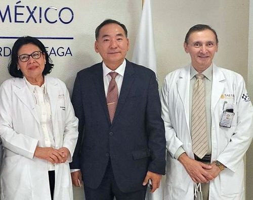 멕시코 헤네랄 병원 찾은 강덕수 '사랑의 손길' 회장(가운데)['사랑의 손길' 제공. 재판매 및 DB 금지]