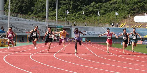 비웨사, 전국육상선수권 남자 100ｍ 우승(서울=연합뉴스) 비웨사(오른쪽 네 번째)가 22일 강원 정선종합운동장에서 열린 제79회 전국육상경기선수권대회 남자부 100ｍ 결선에서 가장 먼저 결승선을 통과하고 있다. [대한육상연맹 제공. 재판매 및 DB금지]