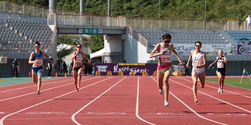 김서윤, 전국육상선수권 여자 400ｍ 우승(서울=연합뉴스) 김서윤(가운데)이 22일 강원 정선종합운동장에서 열린 제79회 전국육상경기선수권대회 여자 400ｍ 결선에서 가장 먼저 결승선을 통과하고 있다. [대한육상연맹 제공. 재판매 및 DB금지]