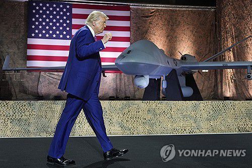 카타르 도하 알우데이드 공군기지 방문한 트럼프(도하 AP=연합뉴스) 2025년 5월 15일 카타르 도하 소재 알우데이드 미국 공군기지를 방문한 도널드 트럼프 미국 대통령. (AP Photo/Alex Brandon) 2025.6.22.