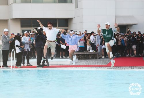 수영장에 뛰어드는 노승희와 부친, 캐디.[KLPGA 제공. 재판매 및 DB 금지]