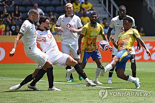경합하는 양팀 선수들[AFP=연합뉴스. 재판매 및 DB금지]