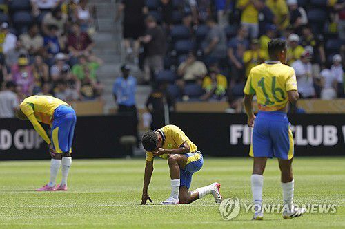 아쉬워하는 마멜로디 선다운스 선수들[AP=연합뉴스. 재판매 및 DB금지]