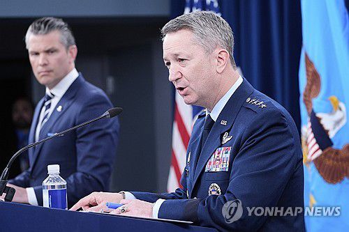 이란 핵시설 공습 작전 브리핑하는 케인 미국 합참의장(알링턴[美버지니아주] AP=연합뉴스) 댄 케인 미국 합참의장이 22일(현지시간) 국방부에서 미군의 이란 핵시설 공습 작전에 대해 브리핑하고 있다. 옆에는 피트 헤그세스 국방부 장관. 2025.6.22