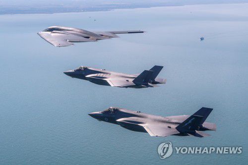 미 공군 B-2 스텔스 폭격기와 편대비행 중인 영국 공군 F-35 스텔스 전투기들[EPA 연합뉴스 자료사진. 재판매 및 DB 금지]