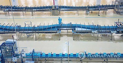 백산수 생산[공동 취재. 연합뉴스 자료 사진]