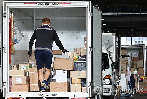 택배 종사자(서울=연합뉴스) 2024년 8월 13일 오전 서울 송파구 동남권물류단지에서 직원들이 택배를 정리하고 있다. [연합뉴스 자료사진]