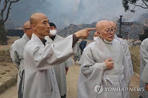 고운사 살피는 조계종 총무원장(의성=연합뉴스) 대한불교조계종 총무원장 진우스님(오른쪽)이 2025년 3월 26일 산불 피해를 본 경북 의성군 고운사를 방문해 고운사 주지 등운스님(왼쪽)으로부터 산불 피해 상황을 듣고 있다. [연합뉴스 자료사진]