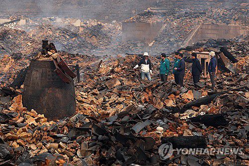 화마가 휩쓸고 간 고운사(의성=연합뉴스) 2025년 3월 26일 경북 의성군 소재 고운사 가운루를 비롯한 건물들이 전날 번진 산불에 타 흔적만 남아 있다. [연합뉴스 자료사진]