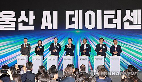 이재명 대통령, 울산 AI 데이터 센터 출범식 세리머니(울산=연합뉴스) 홍해인 기자 = 이재명 대통령이 20일 울산전시컨벤션센터에서 열린 울산 인공지능(AI) 데이터 센터 출범식에서 참석자들과 함께 기념 세리머니에 참여하고 있다.     왼쪽부터 안덕근 산업통상자원부 장관, 최민희 국회 과학기술정보방송통신위원장, 최태원 SK그룹 회장, 이 대통령, 아마존웹서비스(AWS) 프라사드 칼야나라만 인프라 총괄 대표, 유상임 과학기술정보통신부 장관, 김두겸 울산광역시장.  2025.6.20 [대통령실통신사진기자단] hihong@yna.co.kr