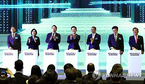 이재명 대통령, 울산 AI 데이터 센터 출범식 세리머니(울산=연합뉴스) 홍해인 기자 = 이재명 대통령이 20일 울산전시컨벤션센터에서 열린 울산 인공지능(AI) 데이터 센터 출범식에서 참석자들과 함께 기념 세리머니에 참여하고 있다.     왼쪽부터 안덕근 산업통상자원부 장관, 최민희 국회 과학기술정보방송통신위원장, 최태원 SK그룹 회장, 이 대통령, 아마존웹서비스(AWS) 프라사드 칼야나라만 인프라 총괄 대표, 유상임 과학기술정보통신부 장관, 김두겸 울산광역시장.  2025.6.20 [대통령실통신사진기자단] hihong@yna.co.kr