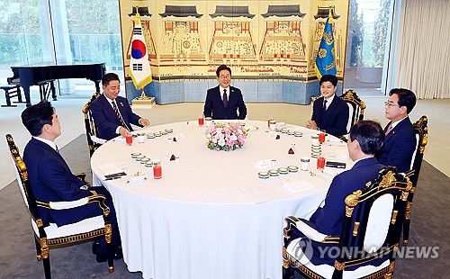 이재명 대통령, 여야 지도부와 오찬 회동(서울=연합뉴스) 한상균 기자 = 22일 서울 한남동 대통령 관저에서 이재명 대통령과 여야 지도부의 오찬 회동이 열리고 있다.      왼쪽부터 시계방향으로 강훈식 대통령비서실장, 더불어민주당 김병기 당대표 직무대행 겸 원내대표, 이 대통령, 국민의힘 김용태 비상대책위원장, 송언석 원내대표, 우상호 대통령실 정무수석. 2025.6.22 xyz@yna.co.kr