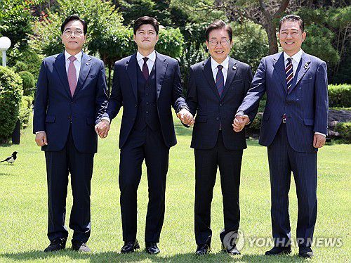 이재명 대통령, 여야지도부 회동(서울=연합뉴스) 한상균 기자 = 이재명 대통령이 22일 한남동 관저에서 여야 지도부와 오찬에 앞서 기념촬영을 하고 있다.      왼쪽부터 국민의힘 송언석 원내대표, 김용태 비상대책위원장, 이 대통령, 더불어민주당 김병기 당대표 직무대행 겸 원내대표. 2025.6.22 xyz@yna.co.kr