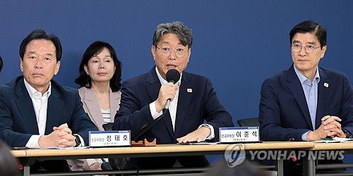 질문에 답하는 이춘석 경제2분과 위원장(서울=연합뉴스) 김인철 기자 = 이춘석 국정기획위원회 경제2분과장 22일 서울 종로구 국정기획위원회에서 열린 기자간담회에서 취재진 질문에 답하고 있다. 2025.6.22 yatoya@yna.co.kr