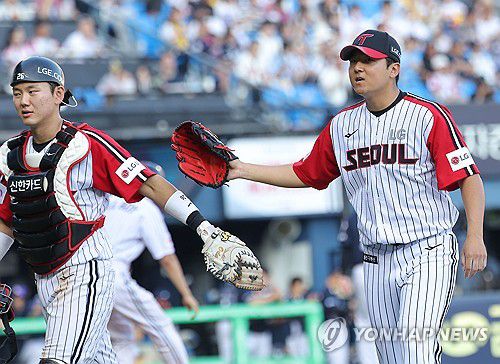 5회 마친 LG 선발 송승기(서울=연합뉴스) 류영석 기자 = 22일 잠실야구장에서 열린 프로야구 2025 KBO리그 두산 베어스와 LG 트윈스의 경기.     5회초를 마친 LG 선발 투수 송승기가 포수 이주헌과 대화하며 더그아웃으로 향하고 있다. 2025.6.22 ondol@yna.co.kr