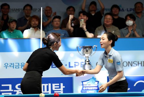 경기가 끝난 뒤 차유람(오른쪽)과 악수하는 김가영[PBA 제공. 재판매 및 DB 금지]