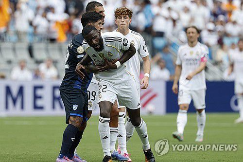 파추카 선수와 몸싸움하는 뤼디거[EPA=연합뉴스]