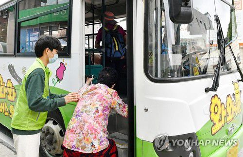 짐 들어주고 노선 안내하고…정선군 '공영버스 도우미' 눈길[정선군 제공. 재판매 및 DB 금지]